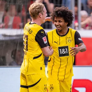 Julian Brandt und Karim Adeyemi jubeln