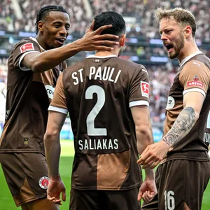 Morgan Guilavogui und Manolis Saliakas jubeln