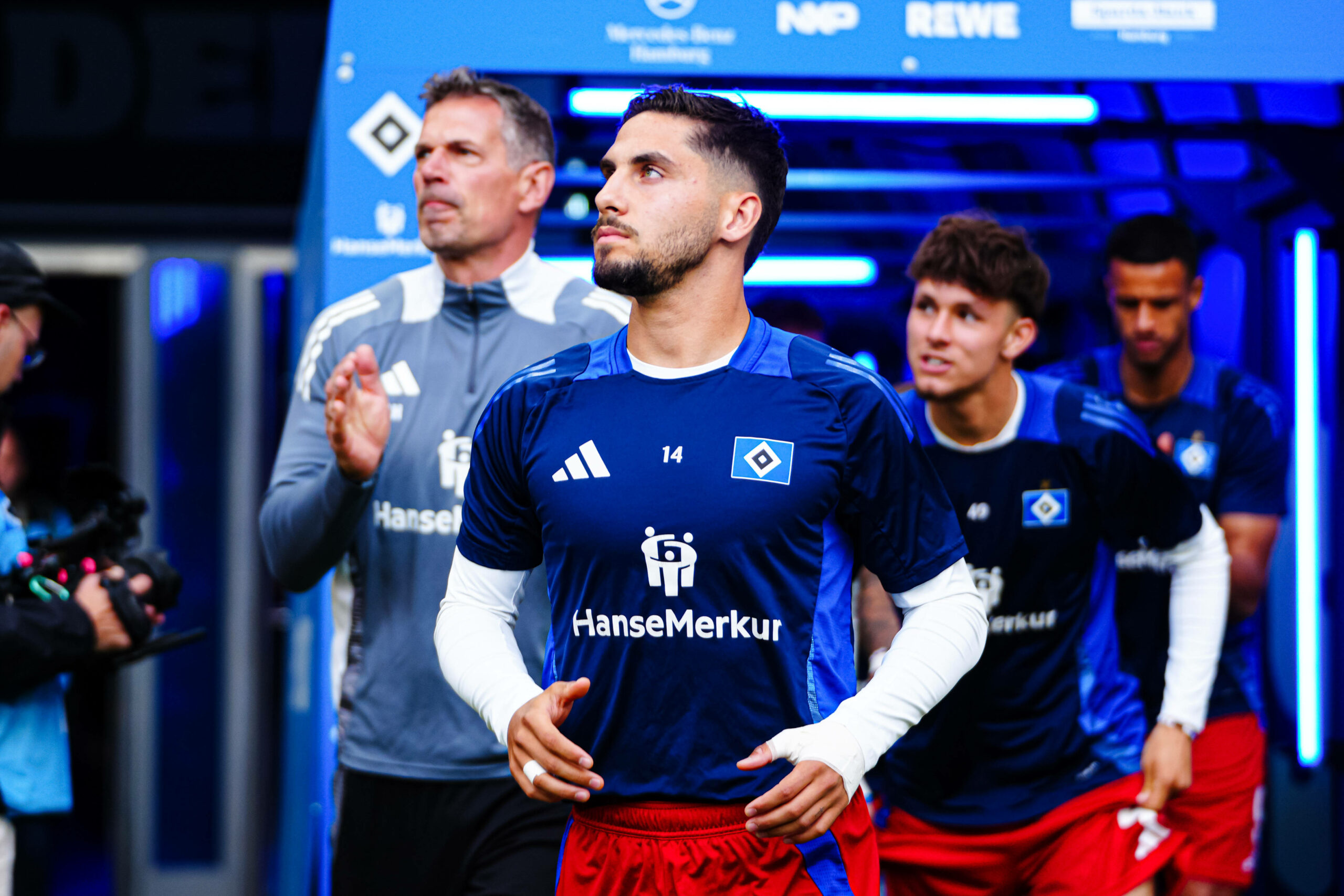 Ludovit Reis vor dem Spielertunnel des HSV