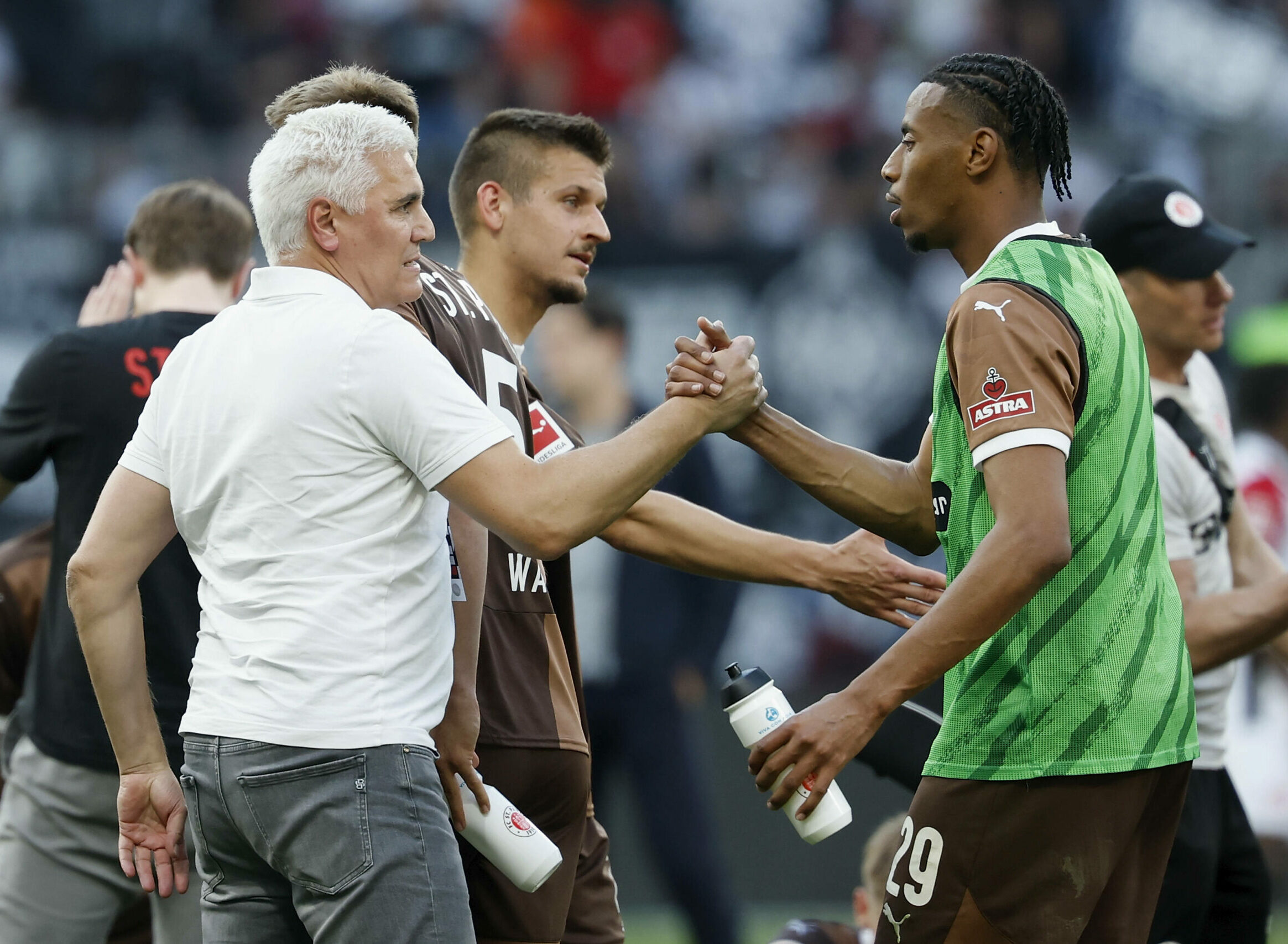 Andreas Bornemann klatscht mit Morgan Guilavogui ab