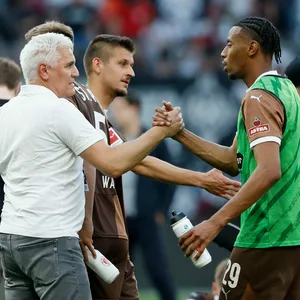Andreas Bornemann klatscht mit Morgan Guilavogui ab