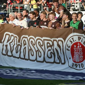 St. Paulis Profis feiern mit ihren Fans in Frankfurt