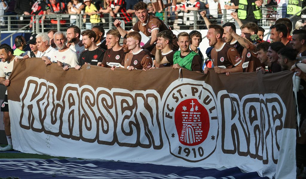 -Auf-einem-anderen-Planeten-St-Pauli-feiert-Klassenerhalt-mit-B-ssen-und-Pizza