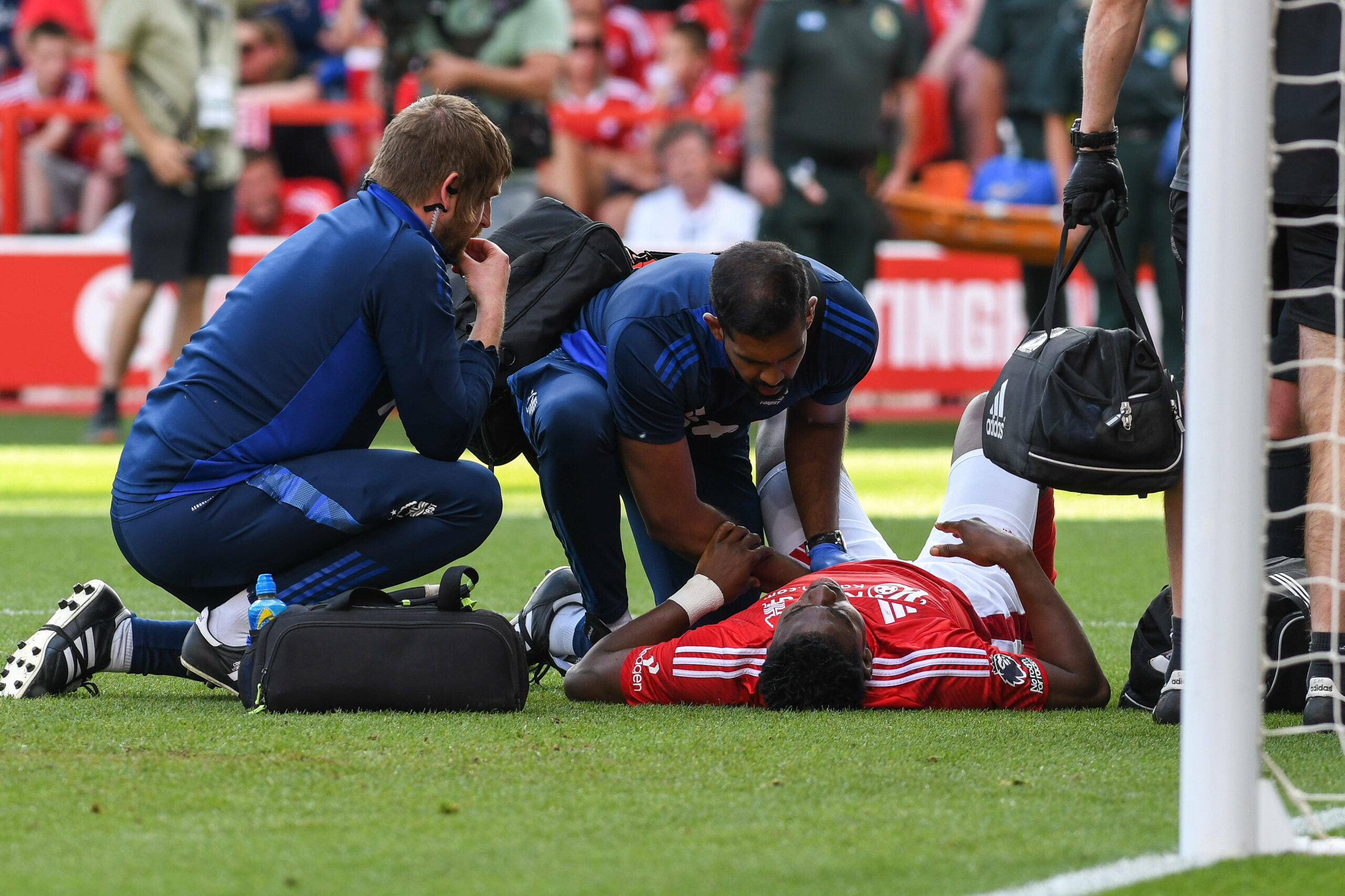 Taiwo Awoniyi liegt auf dem Spielfeld und wird behandelt