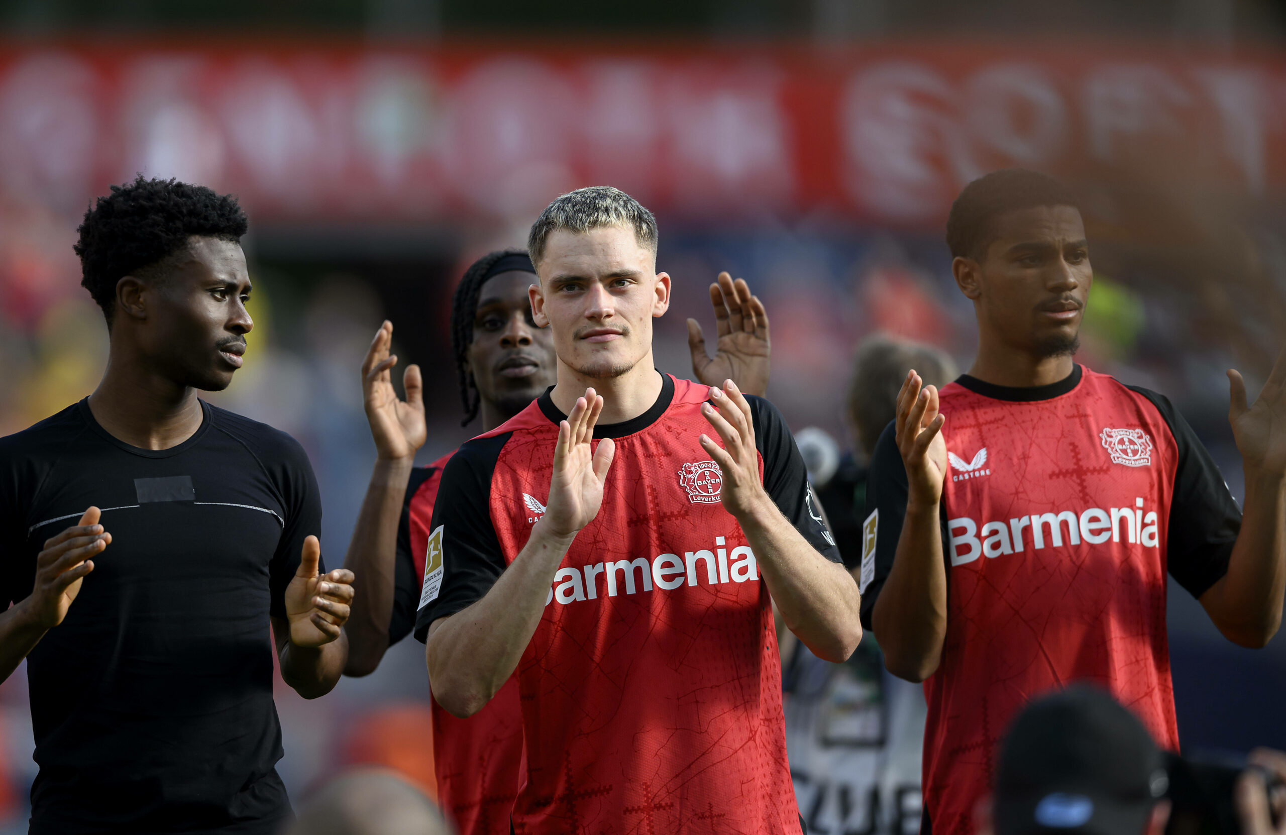Nathan Tella, Jeremie Frimpong, Florian Wirtz und Amine Adli bedanken sich nachdem Spiel bei den Fans