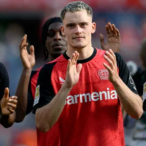Nathan Tella, Jeremie Frimpong, Florian Wirtz und Amine Adli bedanken sich nachdem Spiel bei den Fans