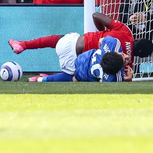 Taiwo Awoniyi kollidiert mit dem Torpfosten