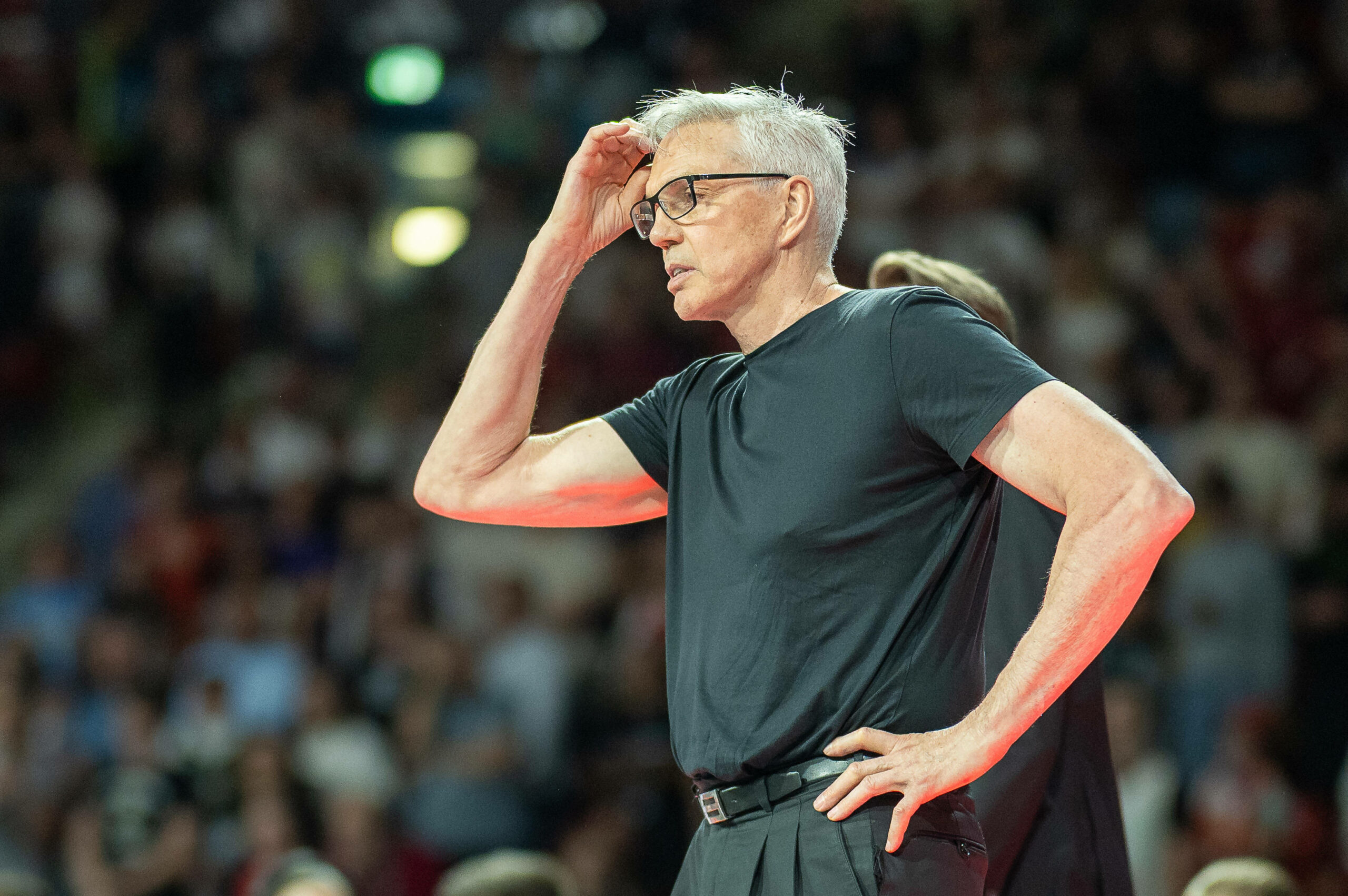 Gordon Herbert hält eine Hand vor Enttäuschung an seinen Kopf