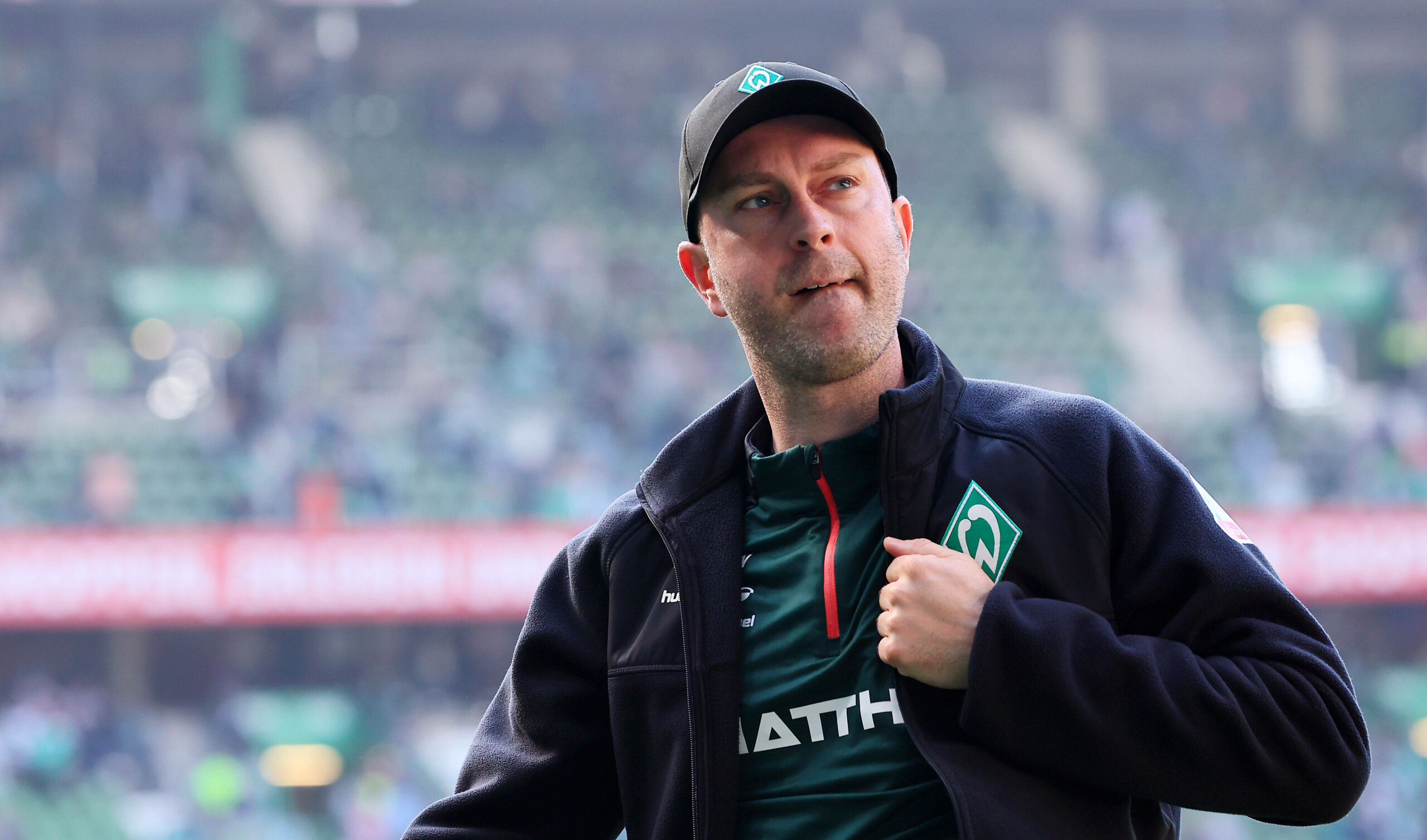 Ole Werner presst sich auf die Lippen.