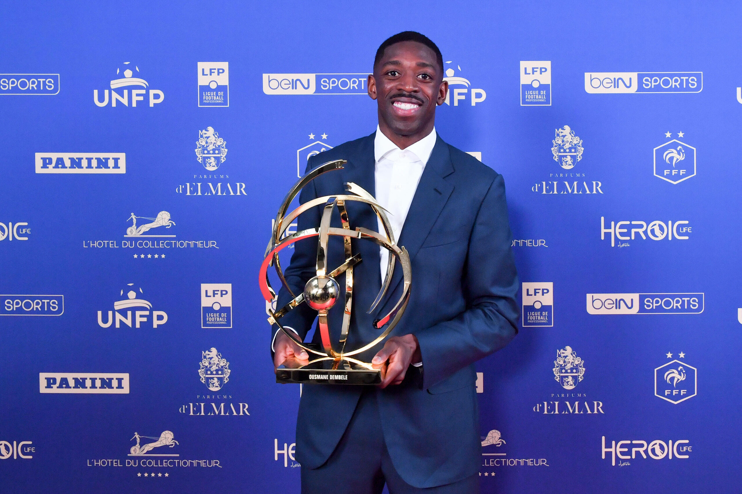Ousmane Dembele mit der Trophäe Ligue 1 Spieler der Saison
