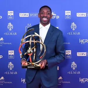 Ousmane Dembele mit der Trophäe Ligue 1 Spieler der Saison