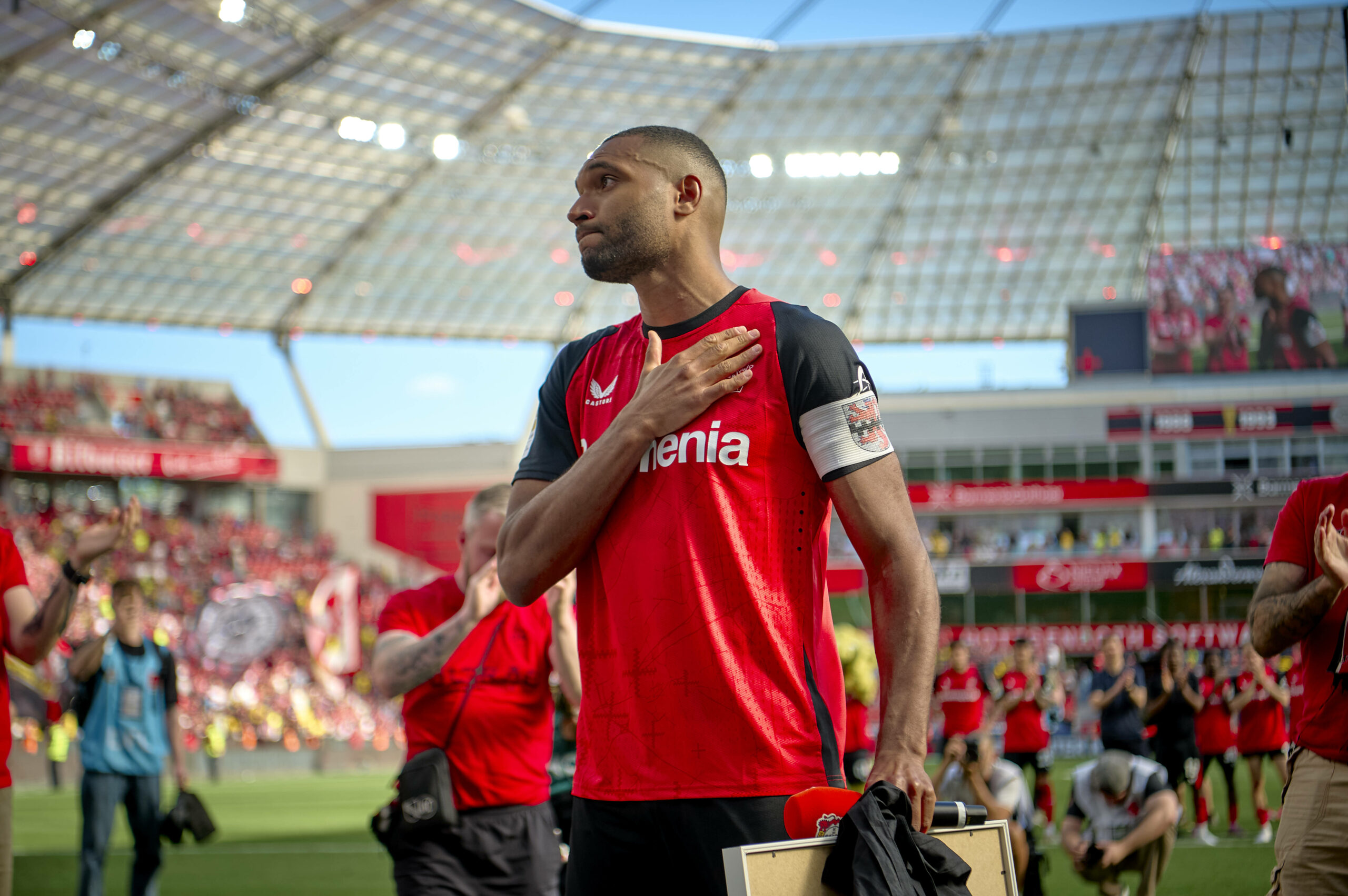 Jonathan Tah verabschiedet sich bei den Fans