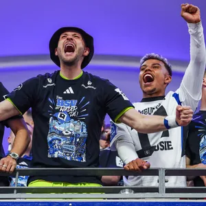Daniel Heuer Fernandes feiert den HSV-Aufstieg