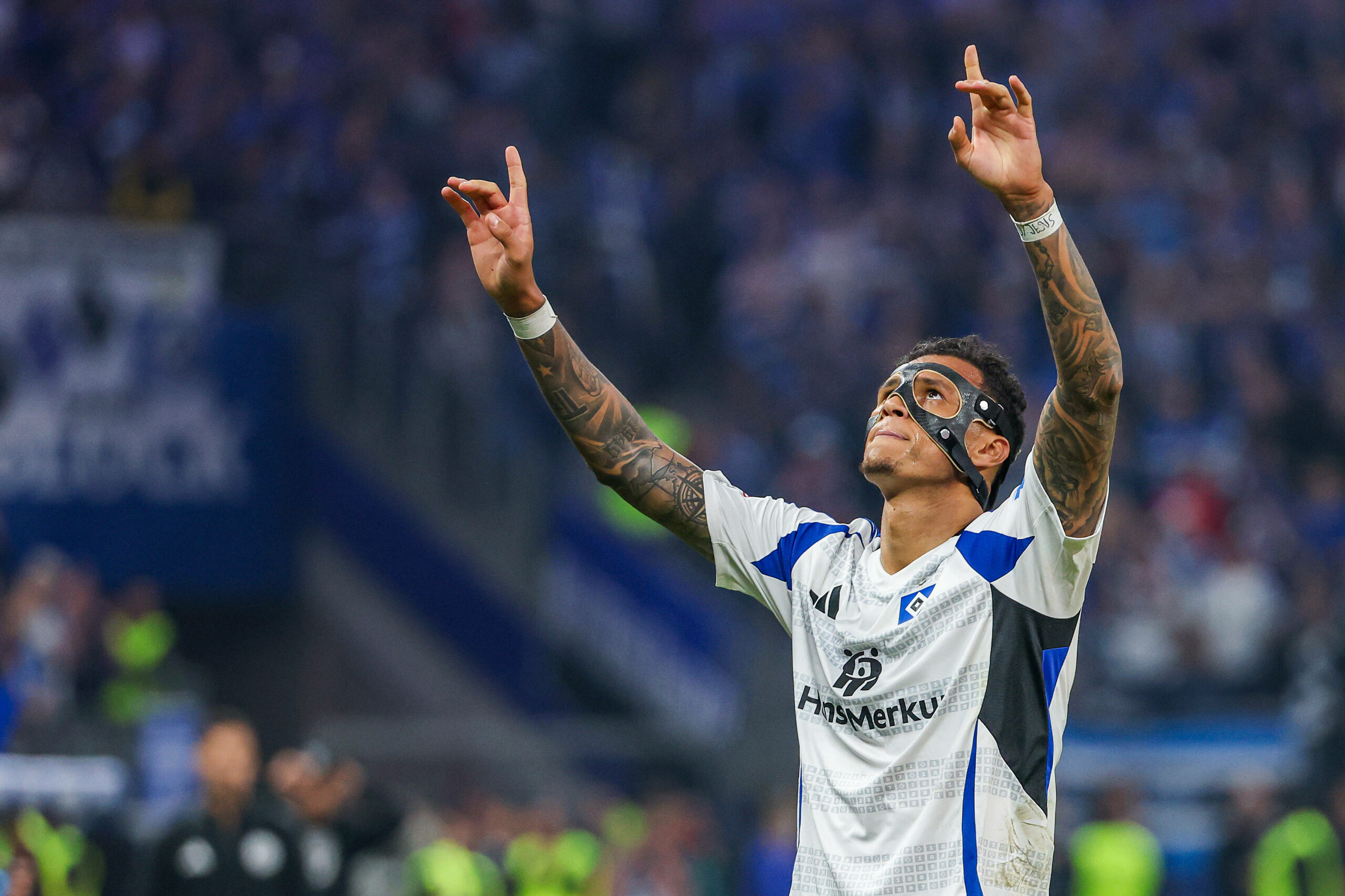 HSV-Torjäger Davie Selke jubelt gen Himmel