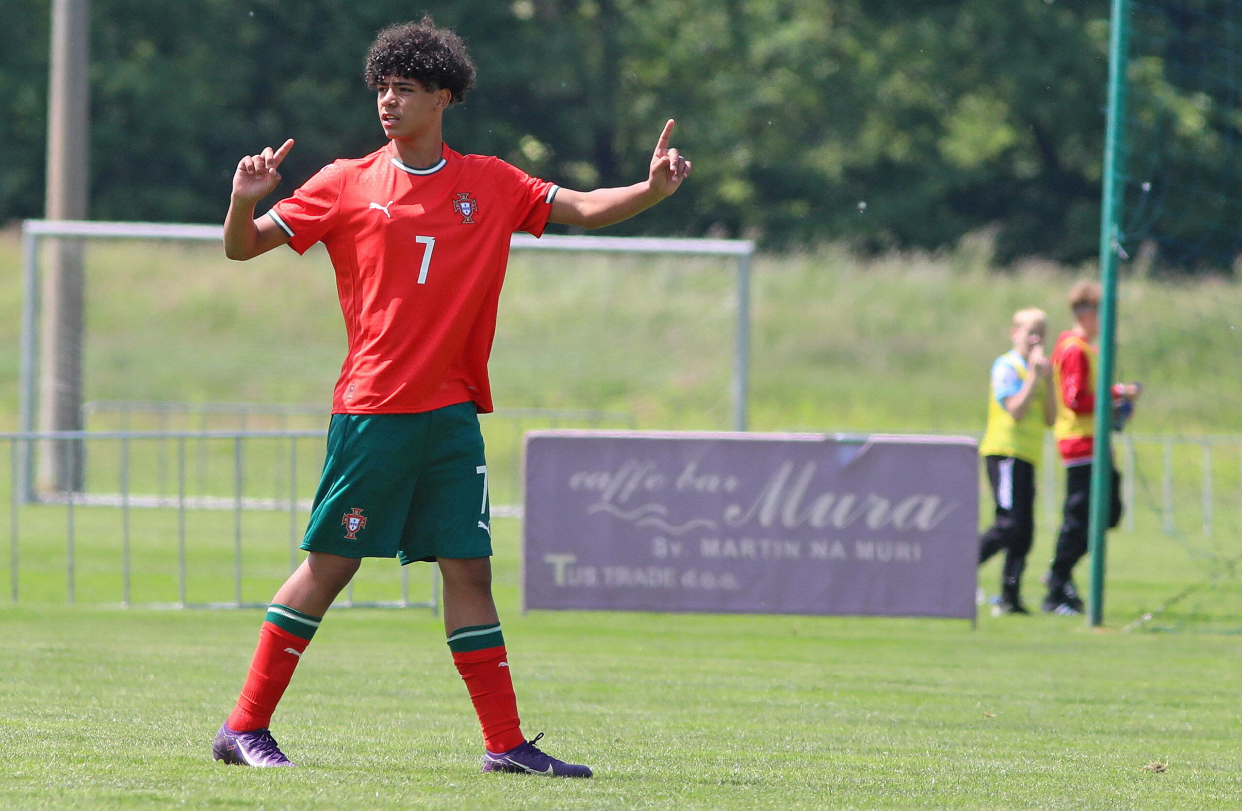 Cristiano Ronaldo Jr. dirigiert auf dem Platz