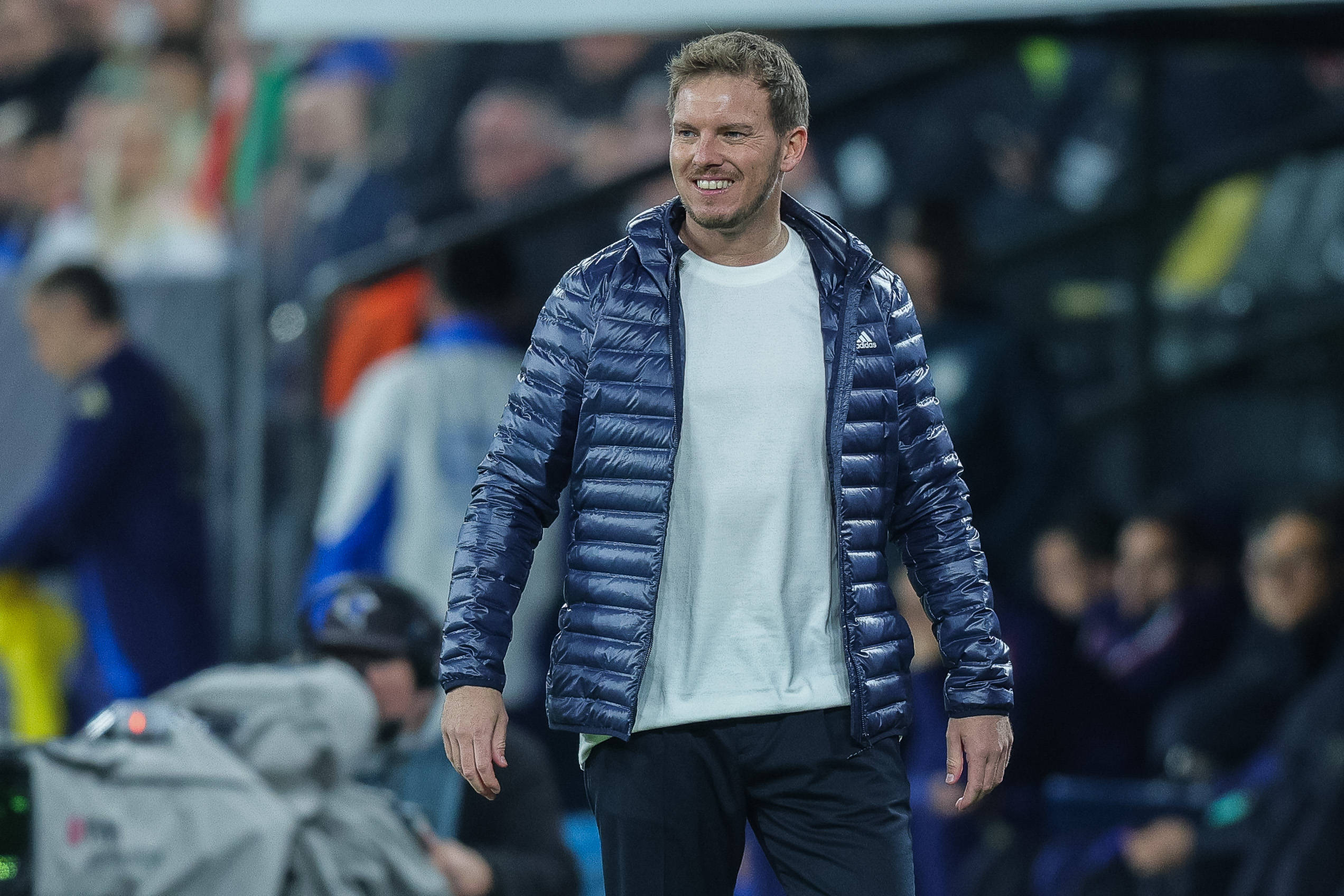 Julian Nagelsmann lächelt an der Seitenlinie während eines Spiels.