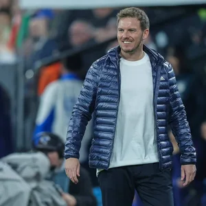 Julian Nagelsmann lächelt an der Seitenlinie während eines Spiels.