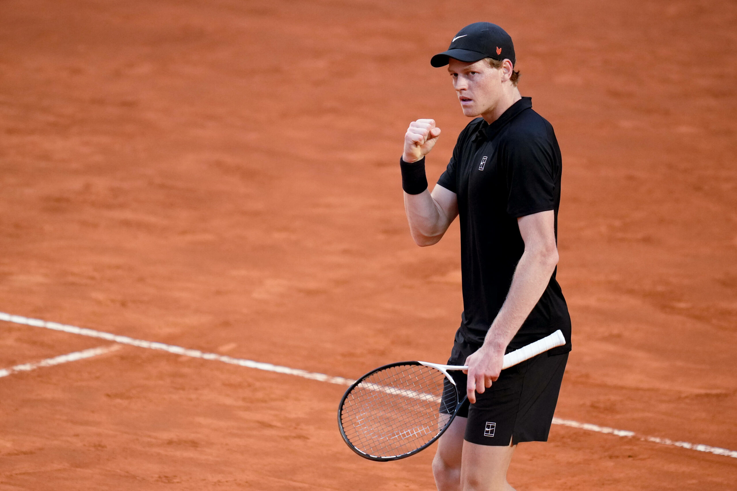 Jannik Sinner ballt auf dem Tennis Court die Faust