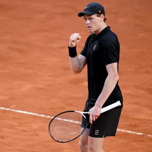 Jannik Sinner ballt auf dem Tennis Court die Faust