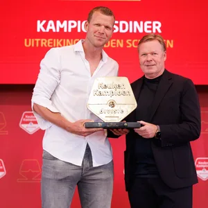 Henk Veerman wird von Ronald Koeman geehrt