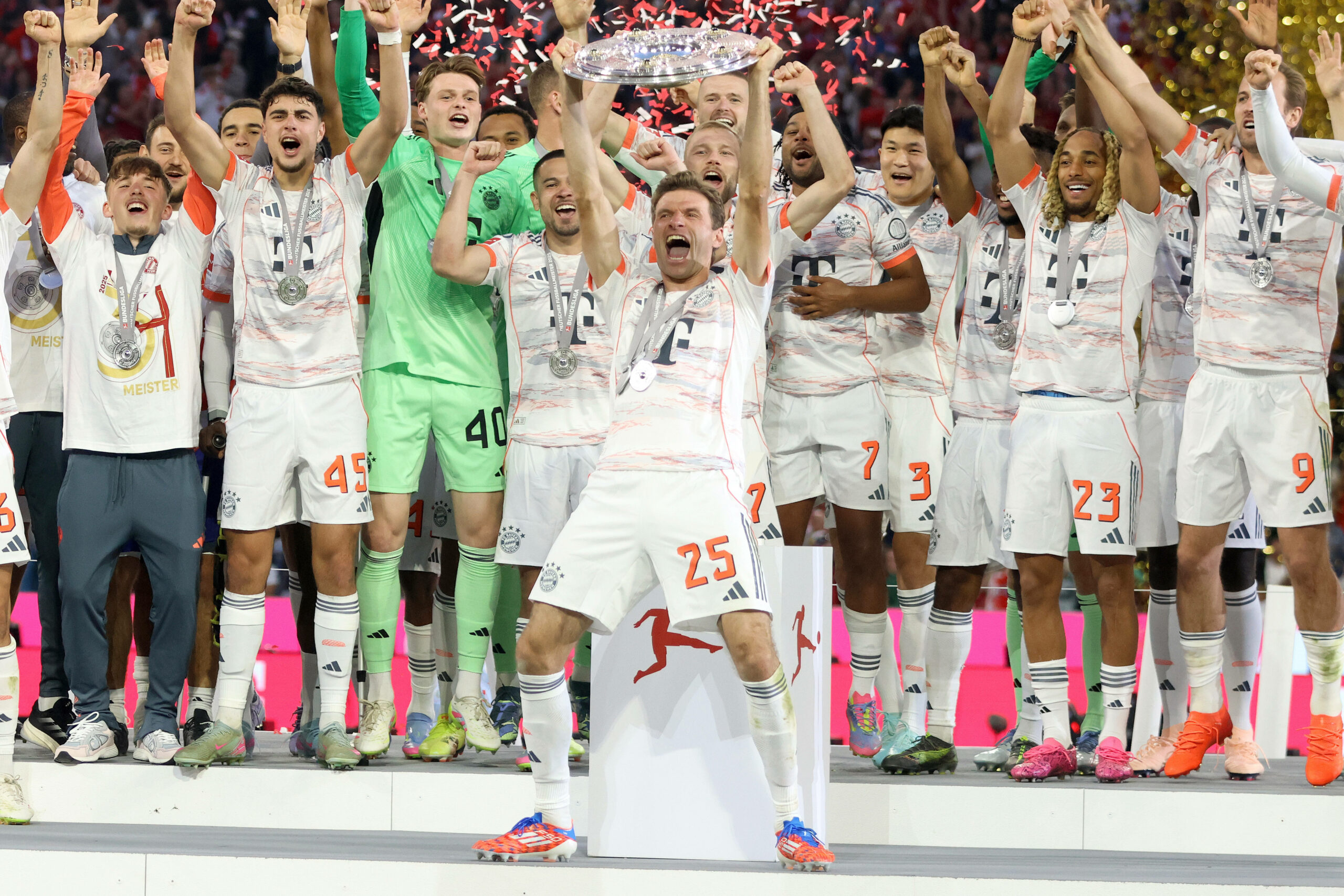 Thomas Müller hebt die Meisterschale bei der Meisterfeier der Bayern München