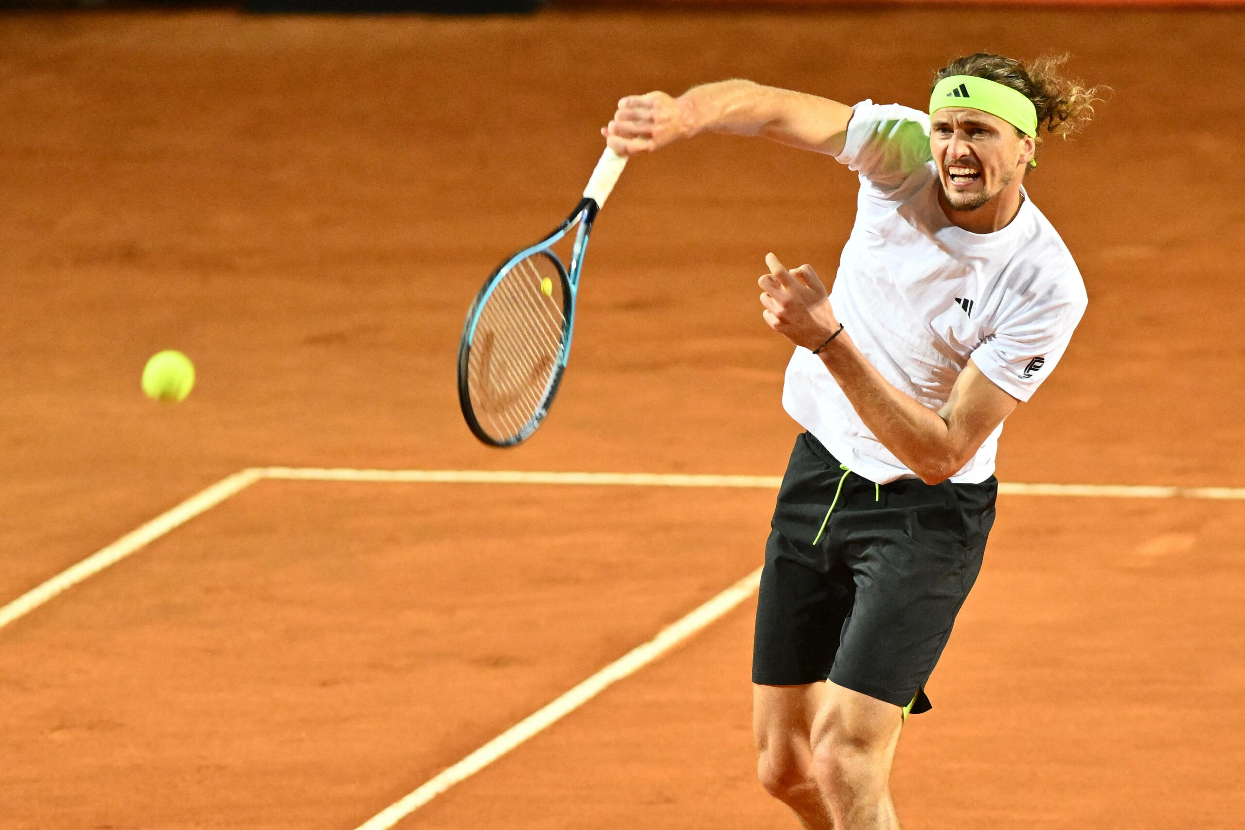 Alexander Zverev schlägt den Ball