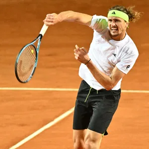 Alexander Zverev schlägt den Ball
