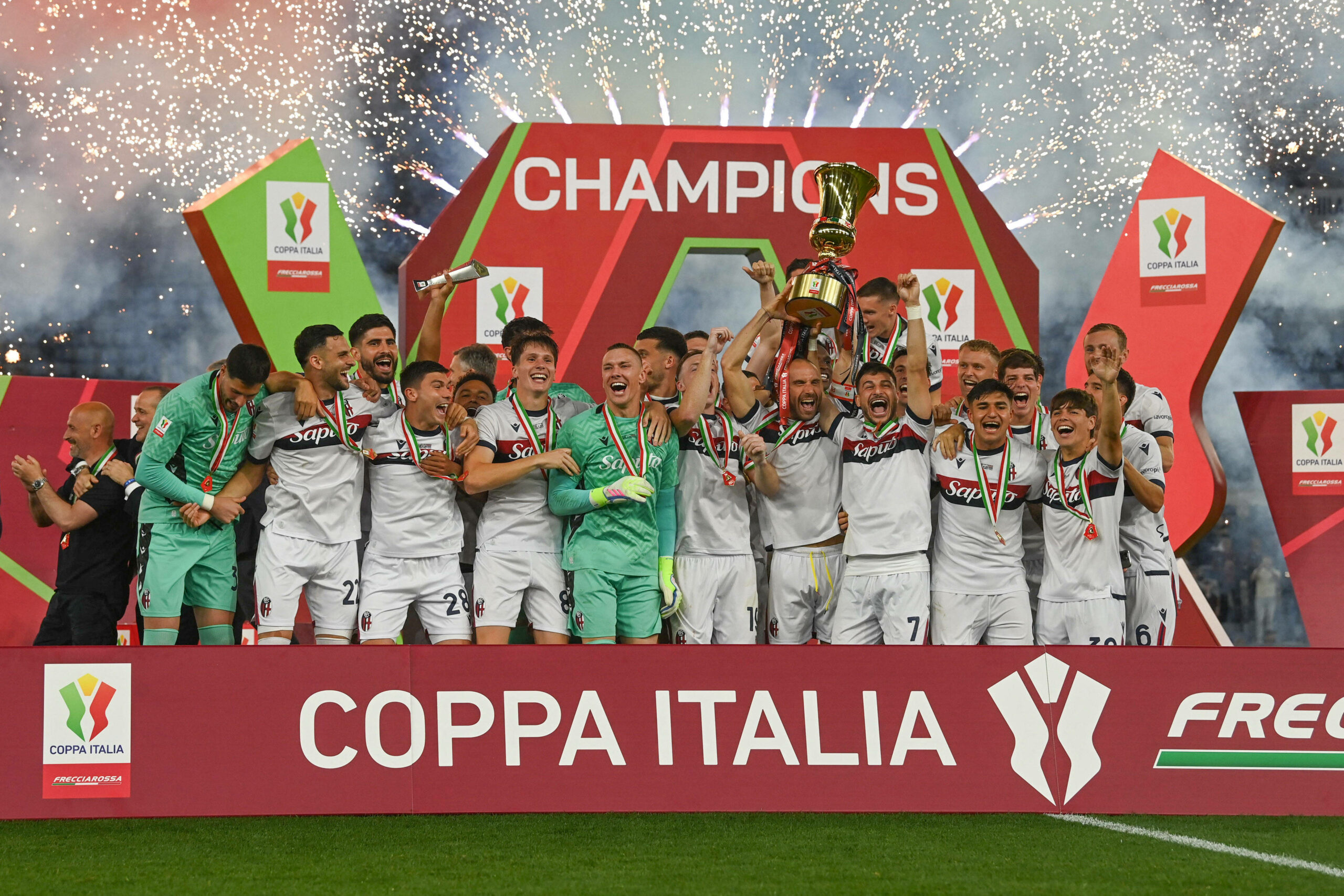 Bologna FC feiert mit der Trophäe die Coppa Italia