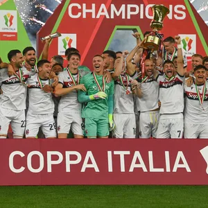 Bologna FC feiert mit der Trophäe die Coppa Italia