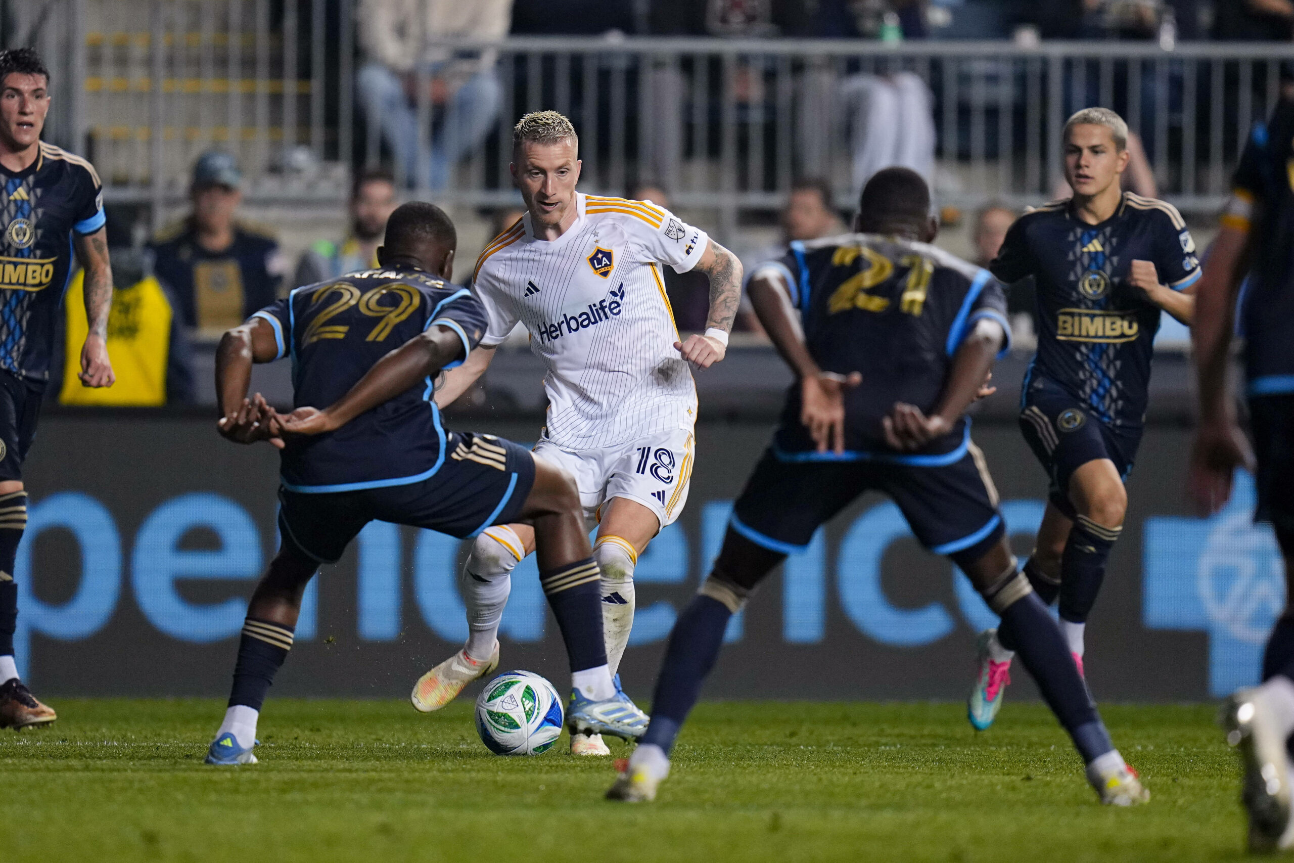 Marco Reus spielt einen Pass im Spiel zwischen LA Galaxy und Philadelphia Union.