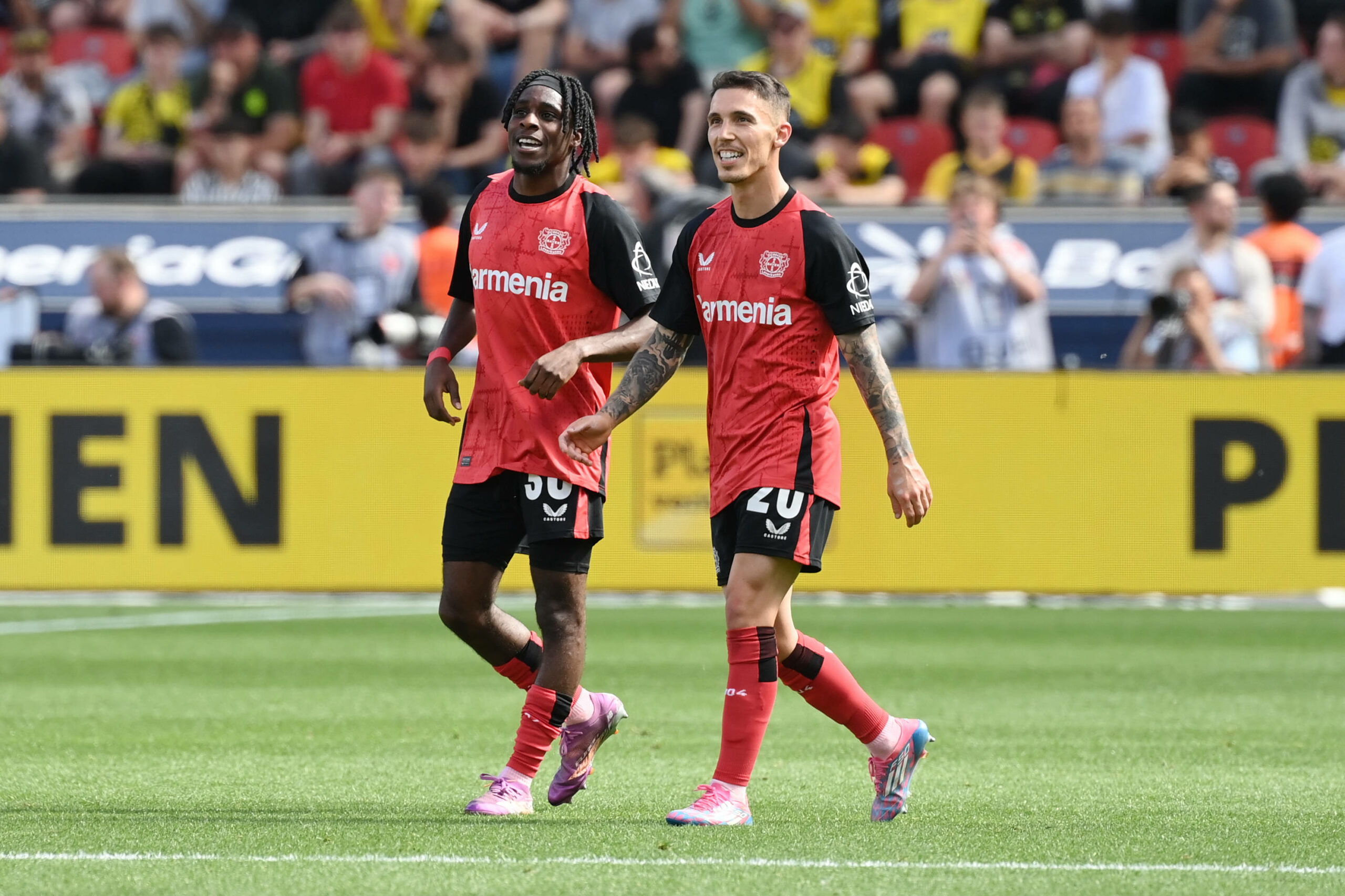 Jeremie Frimpong steht neben Alejandro Grimaldo während eines Spiels