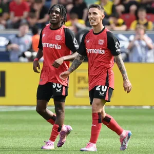 Jeremie Frimpong steht neben Alejandro Grimaldo während eines Spiels