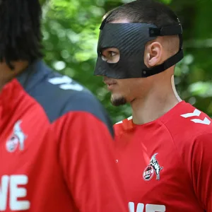 Kölns Tim Lemperle beim Training mit Maske