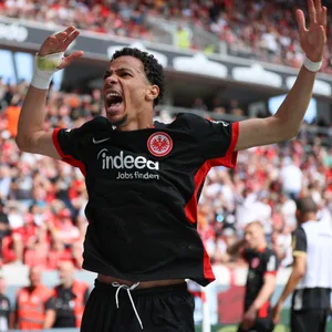 Hugo Ekitike Eintracht Frankfurt bejubelt ein Tor des Eintracht Frankfurts