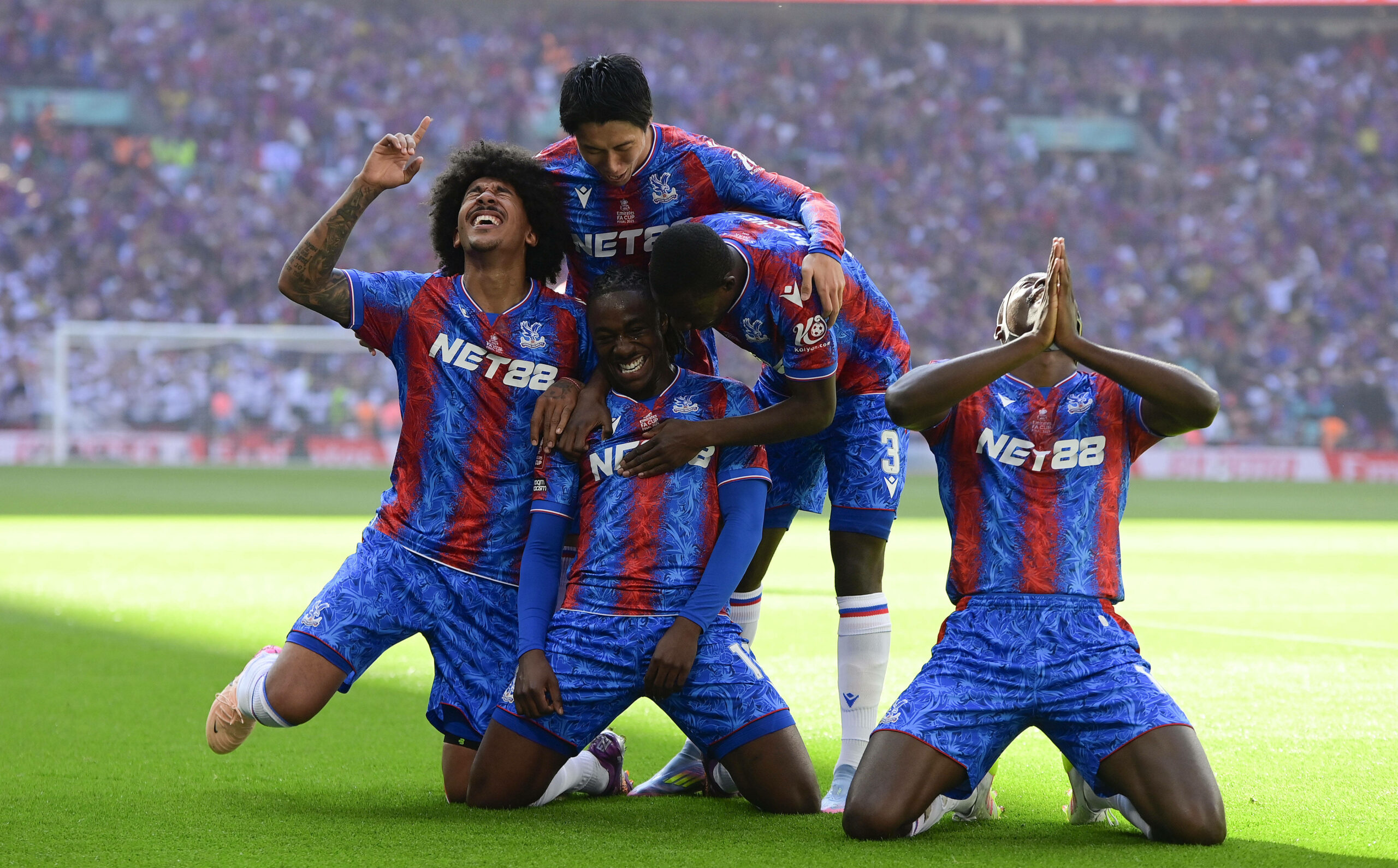 Crystal Palace Spieler jubeln mit Eberechi Eze