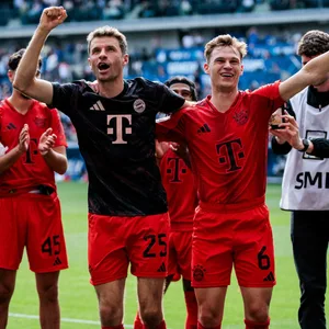 Thomas Müller und Joshua Kimmich feiern vor der Kurve