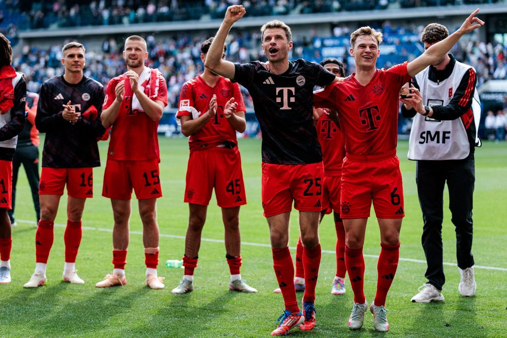 Thomas Müller und Joshua Kimmich feiern vor der Kurve