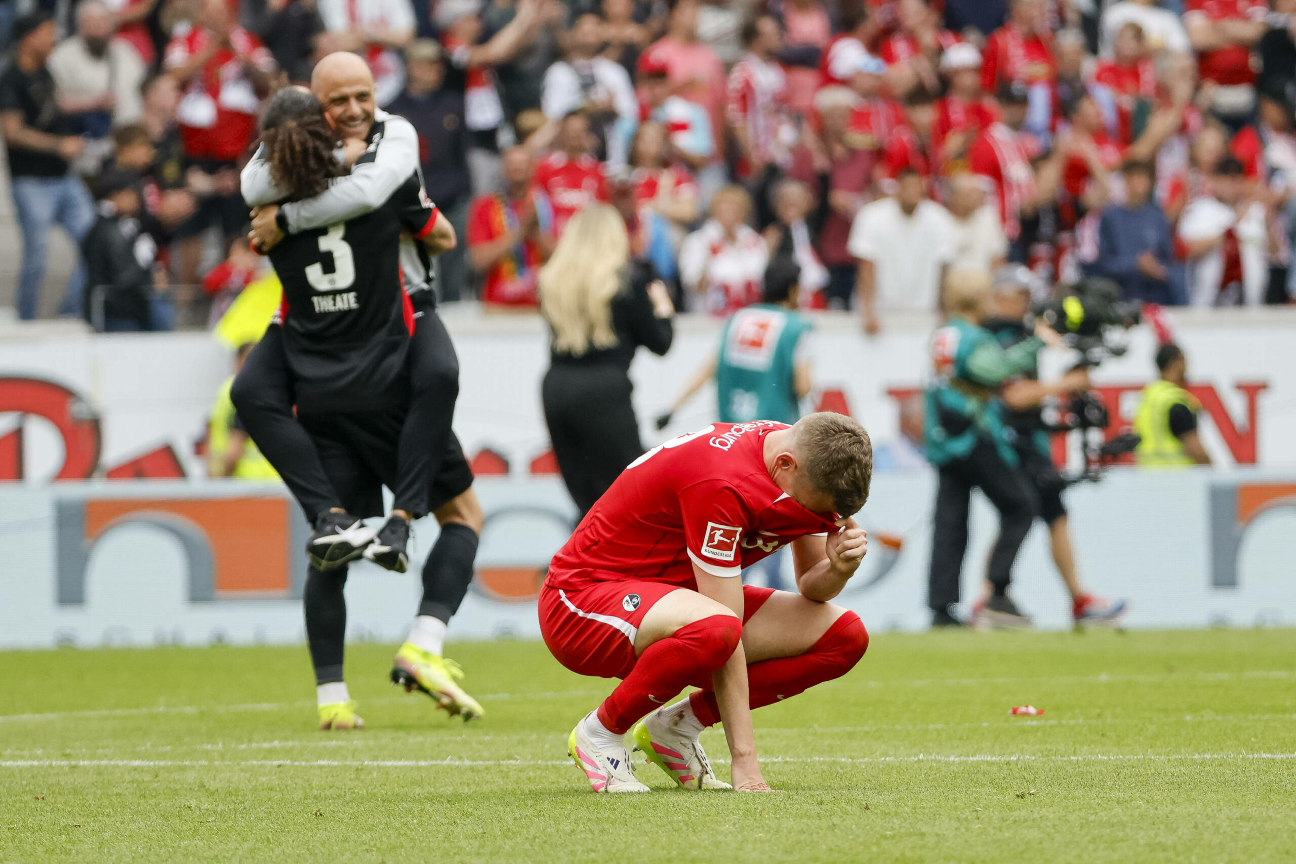 Matthias Ginter weint nach der Niederlage gegen Eintracht Frankfurt