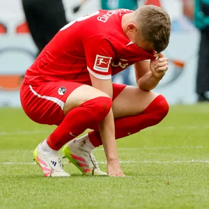 Matthias Ginter weint nach der Niederlage gegen Eintracht Frankfurt