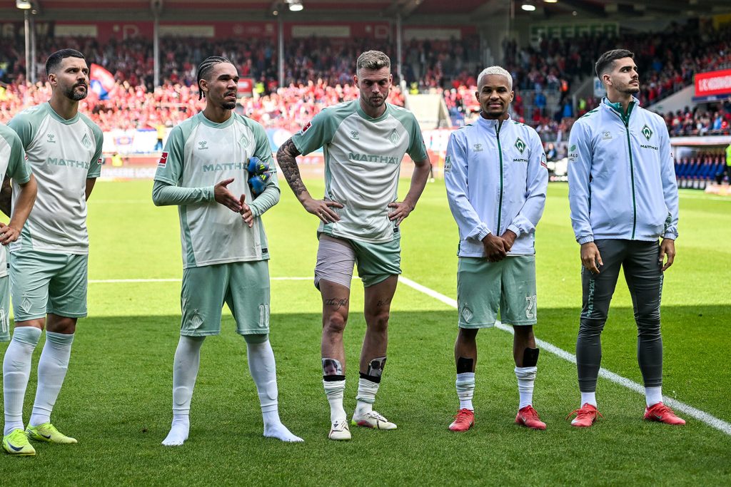 Marvin Ducksch und Werder-Kollegen nach dem Sieg in Heidenheim