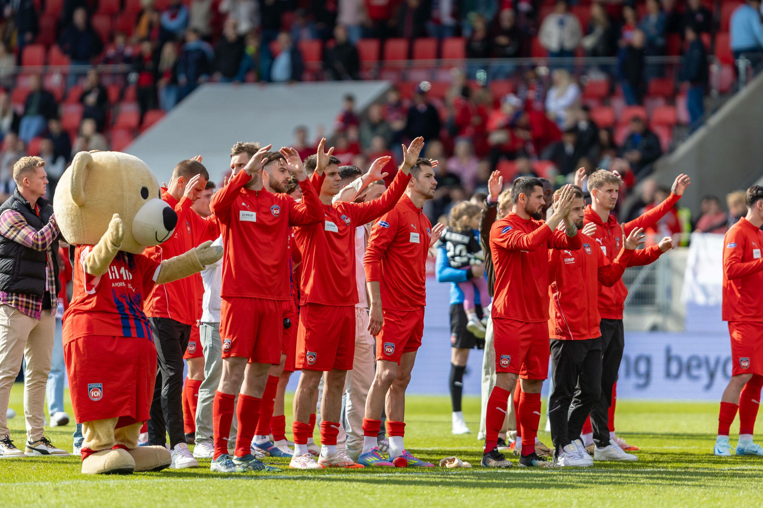 Die Heidenheim-Spieler verabschieden sich vor ihren Fans