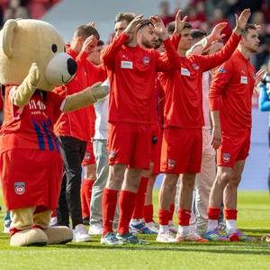 Die Heidenheim-Spieler verabschieden sich vor ihren Fans