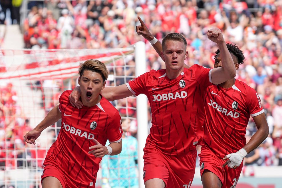 Ritsu Doan jubelt mit Matthias Ginter