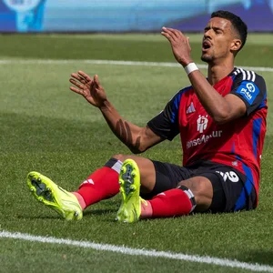 HSV-Stürmer Robert Glatzel liegt in Fürth am Boden