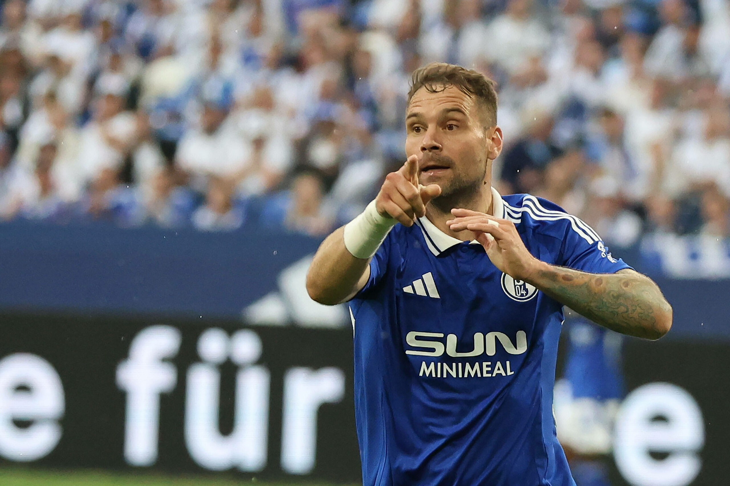 Pierre Michel Lasogga gibt seinem Mitspielern eine taktische Anweisung