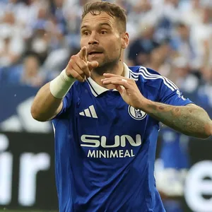 Pierre Michel Lasogga gibt seinem Mitspielern eine taktische Anweisung