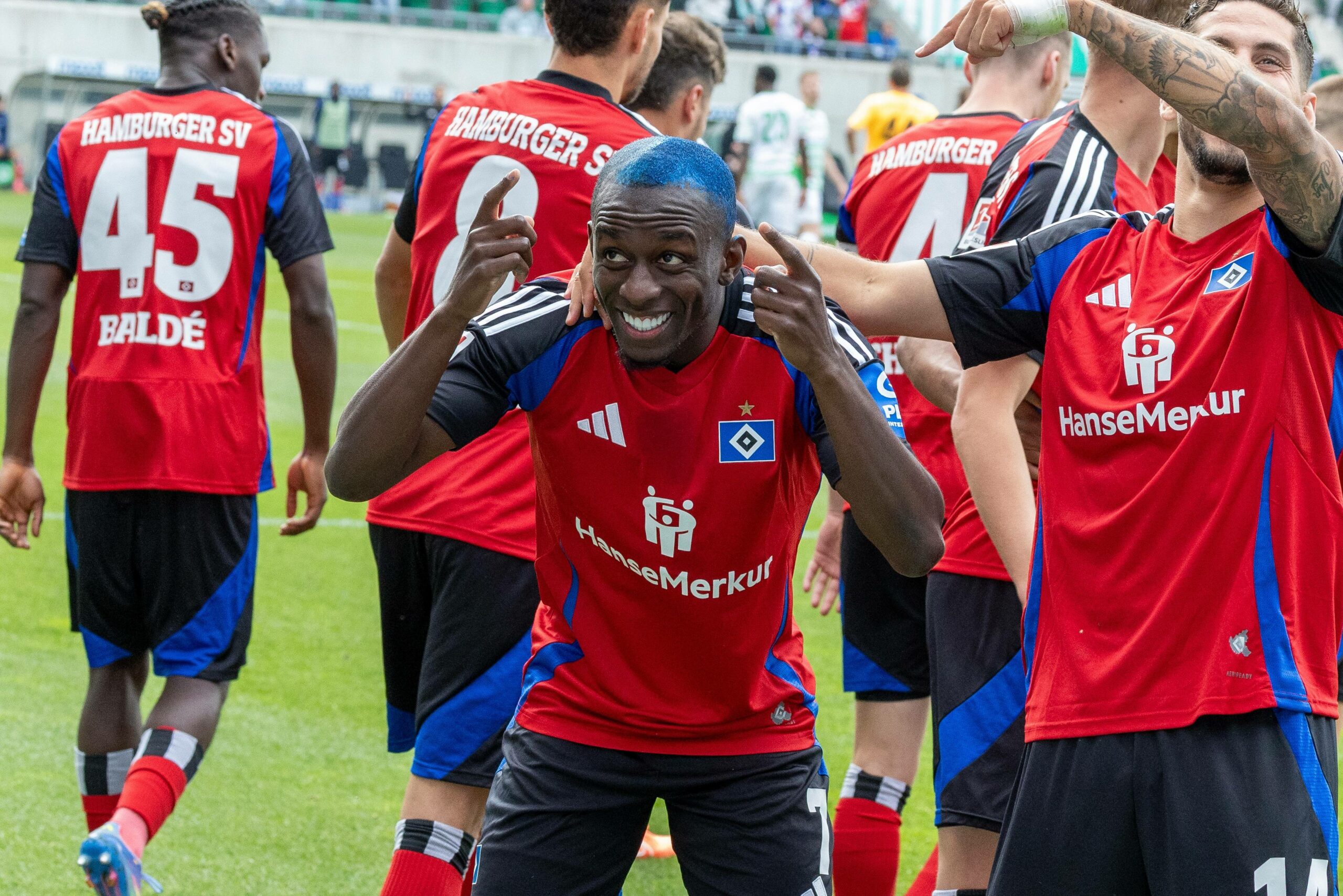 Eine geglückte Verwandlung: HSV-Profi Jean-Luc Dompé zeigt den Fans, was aus seinem Haupthaar geworden ist.
