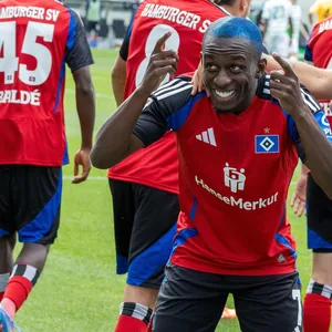 Eine geglückte Verwandlung: HSV-Profi Jean-Luc Dompé zeigt den Fans, was aus seinem Haupthaar geworden ist.