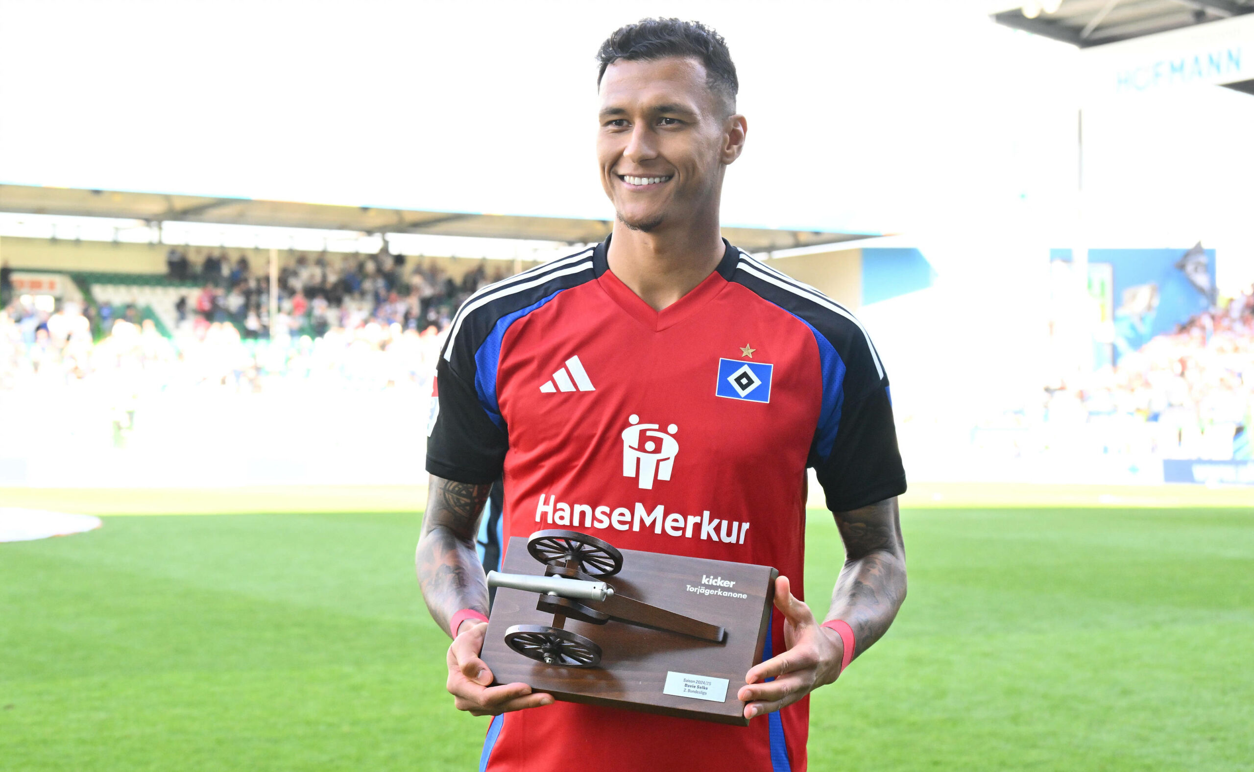 Davie Selke mit der Torjägerkanone