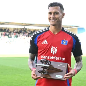 Davie Selke mit der Torjägerkanone